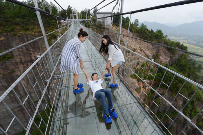 V čínském národním parku Zhangjiajie pro turisty otevřeli skleněný most.