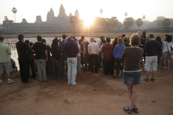 Východ slunce nad Angkorem je jako sušenky Disko, které &quot;nikdy nejíš sám&quot; (foto Ivan Brezina)