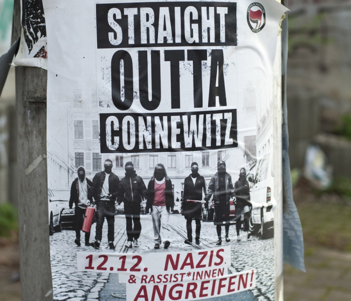 Proti plánovanému pochodu už samozřejmě vystoupila Antifa. Sarkastické a ironizující plakáty zdobí celé město.
