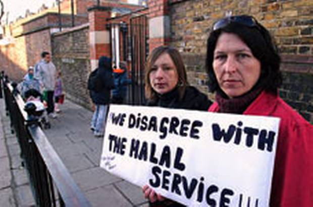 Protest britských rodičů proti halal jídlu ve školách