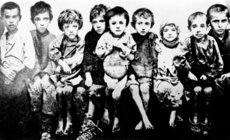 Hladovějící děti během hladomoru na Ukrajině, který v SSSR v 30. letech cíleně vyvolal diktátor Stalin