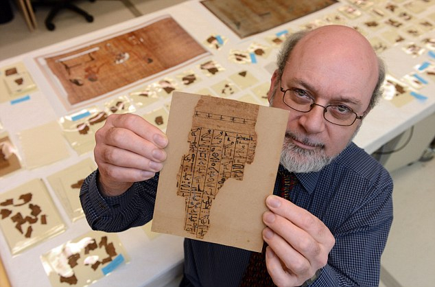 Egyptolog John Taylor z Bristkého muzea s jedním ze stovky čerstvě objevených fragmentů Knihy mrtvých