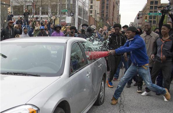 Baltimore: černoši ničí bělošská auta