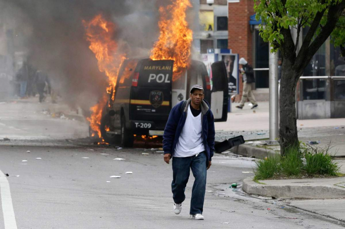 Baltimore: černoši zapalují bělošská policejní auta