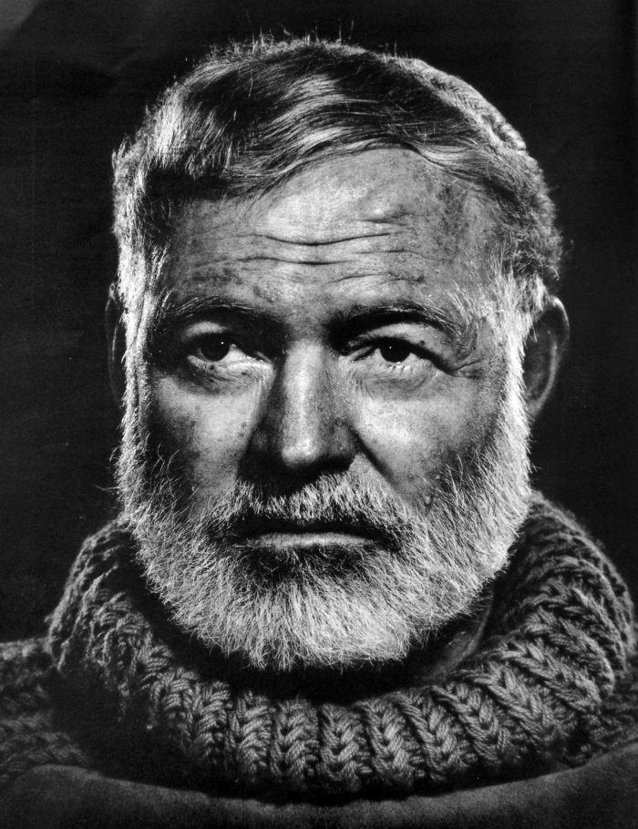 Hemingway byl přímý, upřímný a přímočarý. "Nikdy nepoužil slovo, kvůli kterému by čtenář musel zalistovat ve slovníku," řekl o něm básník a prozaik William Faulkner.
