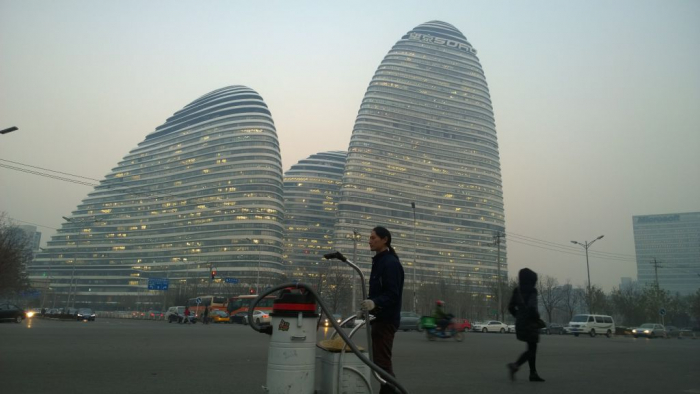 Čínský umělec v průběhu svého smogového experimentu.