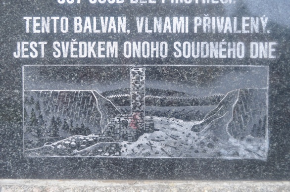 Z pomníku obětem neštěstí v Desné