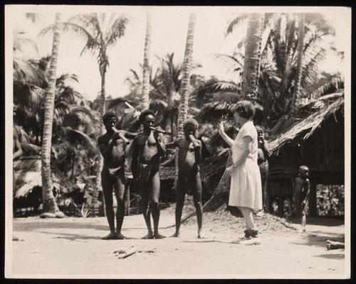 Margaret Meadová s příslušníky kmene Mundugumorů. 