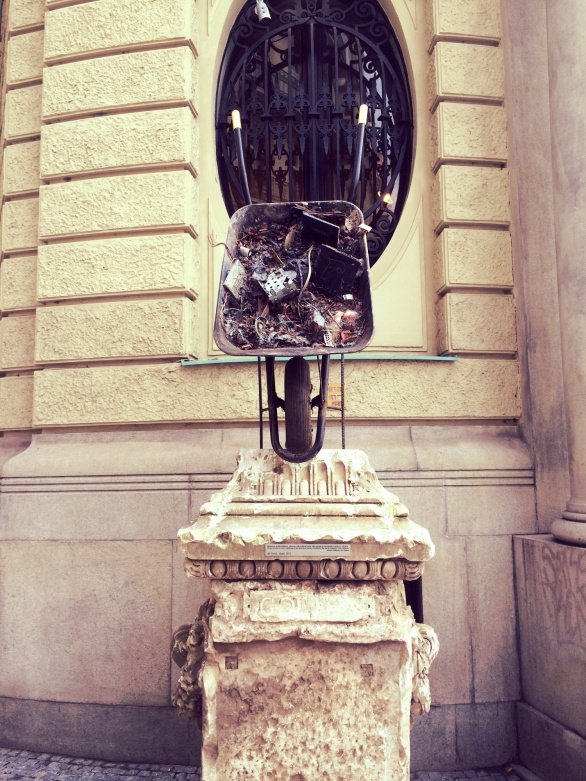 Skandální pomník, který se v Praze moc dlouho neohřeje.