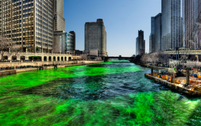 Dnes už je asi jedno, že tuhle řeku poprvé kdysi zabarvili do zelena pomocí fluoresceinu jistí instalatéři, jen aby zamaskovali přítomnost jiných látek, které sem ilegálně vypustili.