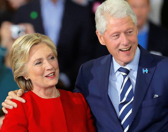 Manželé Clintonovi by možná udělali nejlépe, kdyby si užívali spokojeného stáří.