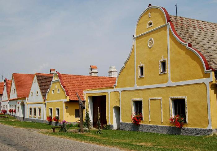 Vesnice Holašovice - příklad snobství. Vesničané kopírovali měšťanské barokní domy a měšťané kopírovali šlechtická sídla. Prostě snaha být jako oni.