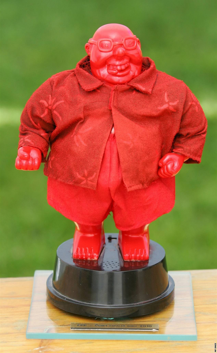 Papaláš – soška výtvarníka Davida Černého (2010). Vidíte tu podobu?