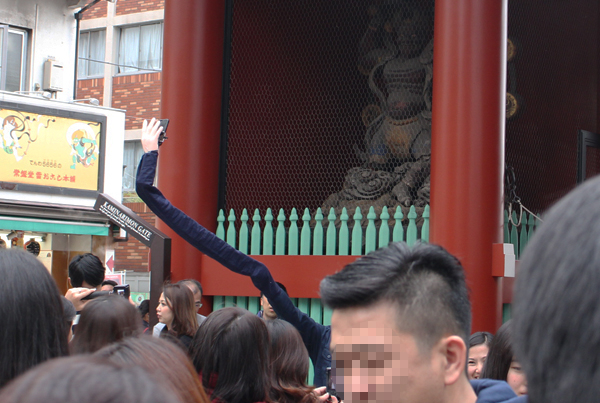 Nejužitečnější je tahle ruka nejspíš pro focení selfíček hůře přístupných objektů...