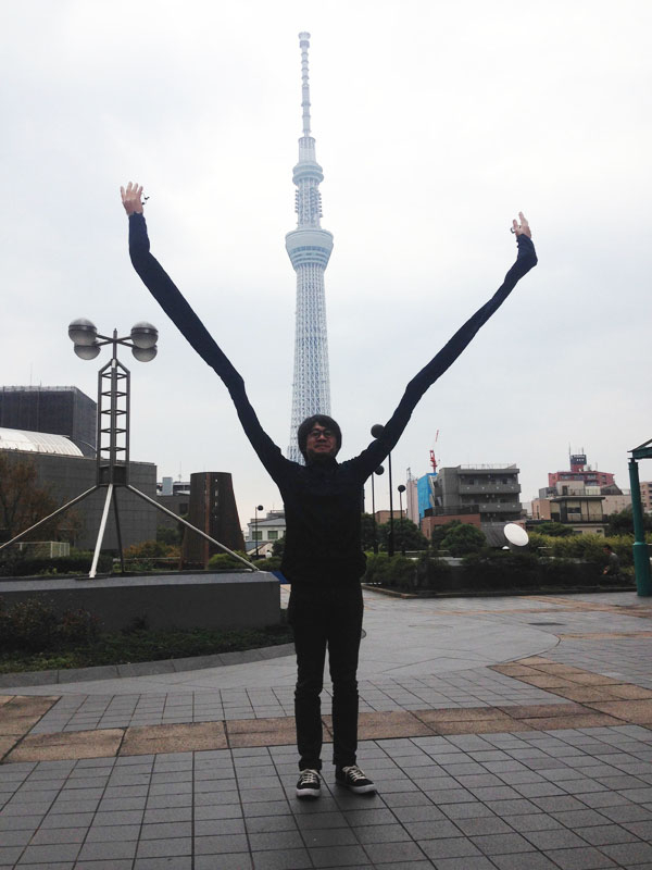 Z hlavy mu roste ikonická tokijská věž SkyTree (Oblohový strom)
