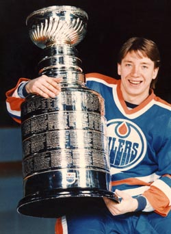 V dresu Edmonton Oilers získal po boku Wayna Gretzkyho pět Stanley Cupů. 