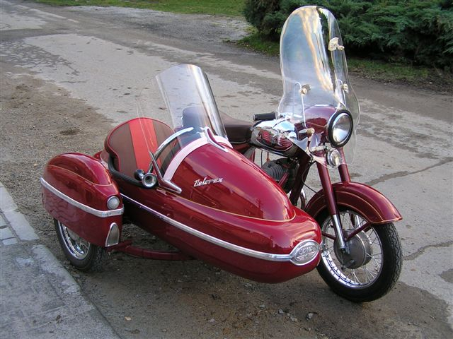 Jawa 350 se sajdkárou Velorex. Asi nejlegendárnější český motocykl.