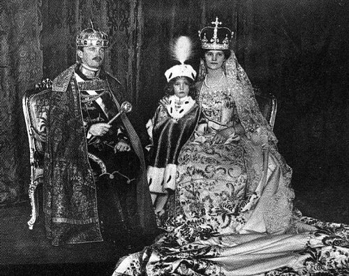 Císař Karel I. při korunovaci uherským králem. Ač měl v lásce Česko a byl českým králem, korunovaci českými korunovačními klenoty nikdy neabsolvoval.