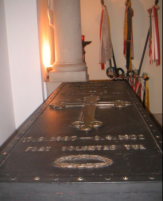 Hrob Karla I. ve Funchalu. Jako výraz vděčnosti madeirskému lidu nebylo tělo císaře nikdy převezeno do habsburské hrobky ve Vídni.