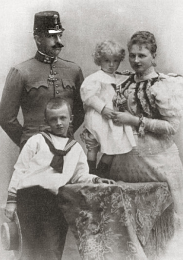 Karel I. spolu s rodiči a mladším bratrem Maxmiliánem Evženem.
