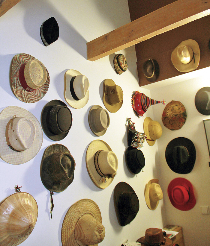 Skoro každou stěnu v bytě Petra Zemplinera zdobí klobouk.