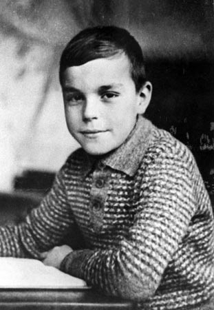 Kohl prožil dětsví během druhé světové války, při níž přišel o bratra. Z vysokého neposedného chlapce se poté stal jeden z nejvýznamějších mužů moderního Německa.