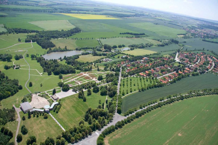 Tam, kde stály Lidice, je dnes památník s muzeem a pietní park. Nové Lidice vyrostly hned vedle.