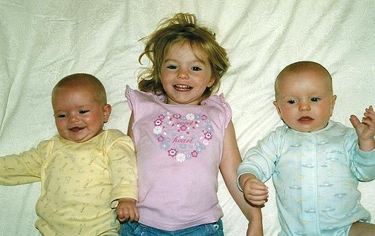 Maddie se svými sourozenci – o rok mladšími dvojčaty Amelií a Seanem. Ti v době jejího zmizení spali v postýlce pouhý metr od Maddie. I kdyby něco viděli, byli příliš malí na to, aby si cokoliv pamatovali.