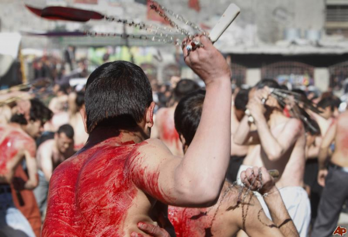 V rámci truchlení pro Hosajna se šíitští věřící během svátku muharram bičují do krve