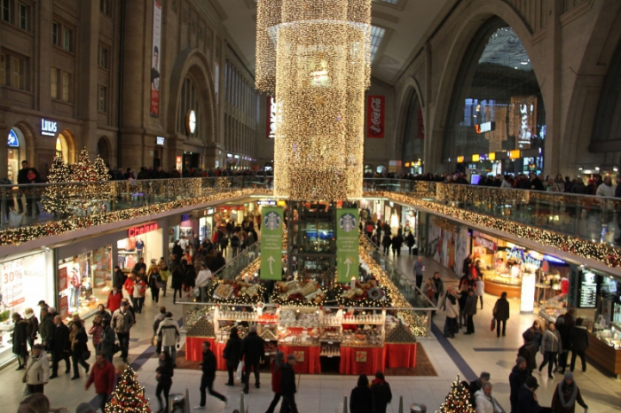V hale stoletého nádraží nakoupíte i poslední vánoční dárky.