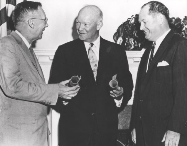 Americký prezident Eisenhower krátce po podpisu zákona, kterým se zřizuje NASA. Americké objevování vesmíru tak před 59 lety mohlo začít.