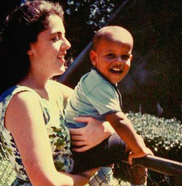Malý Barack se svou maminkou. Z chlapečka z rozvedeného rasově smíšeného manželství se dokázal stát nejmocnějším mužem světa.