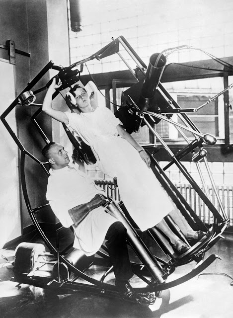 Jeden z výstřelků pocházející z Rentgenového Institutu v německém Frankfurtu z roku 1929. Zvláštní vynález měl umožnit rentgenologovi se dívat skrz přístroj na pacienta a mělo se tak zabránit nadměrnému ozařování lékaře.