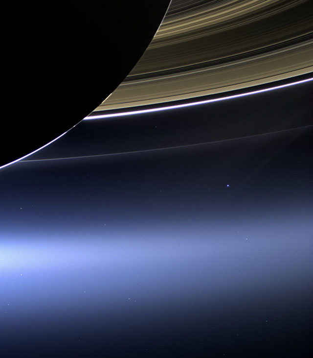 Mimochodem - ta malá modrá tečka pod prstencem je naše Země.