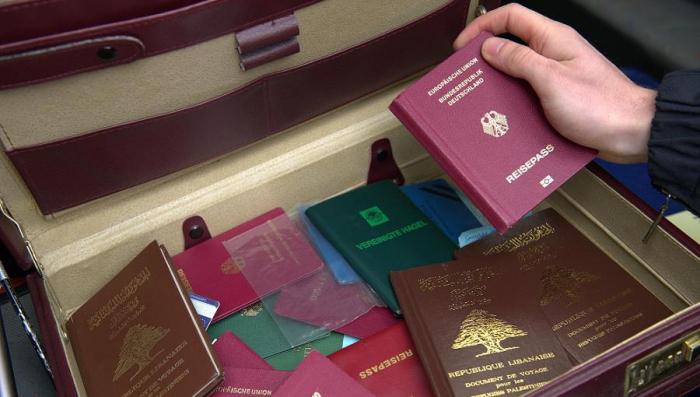Tento kufr se 147 padělanými pasy zabavili celníci pašerákům na letišti v Istanbulu