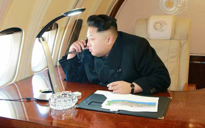 O číslo delší předvolba připomíná oficiální, státem schválený rok narození Kimova diktátorského dědy 