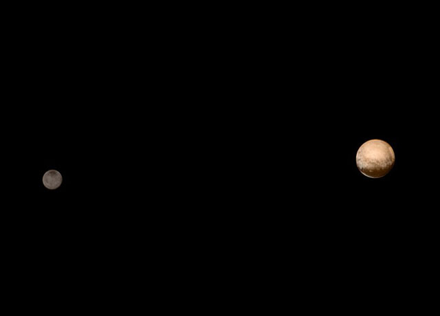 Snímek z konce 8. července, kdy sonda zachytila Pluto i s jeho měsícem Charonem (obě tělesa dělí vzdálenost 19 640 km)