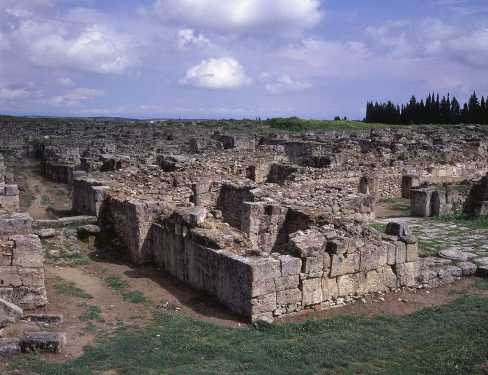 Zbytky starověkého města Ugarit na syrském nalezišti v roce 2009. Těžko říct jak vypadá v současných dobách, když byla spousta starověkých památek na území Sýrie zdevastována válkou.