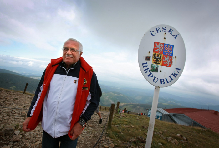 Na nejvyšší českou horu vylezl po svých i sám Václav Klaus – titán ducha!