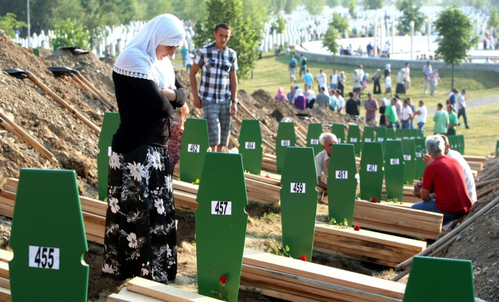 Masové hroby 8000 muslimů zavražděných v roce 1995 ve Srebrenici křesťanskými teroristy. V čem se to liší od dnešního řádění Islámského státu? A proč se Srebrenici nesmí říkat &quot;muslimský holokaust&quot;? 