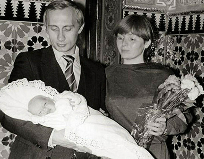Dávno předtím, než se Vladimír Putin stal ruským prezidentem, pracoval jako důstojník KGB v Drážďanech. Jeho manželka Ljudmila pracovala v Československu a on jí dojížděl navštěvovat.