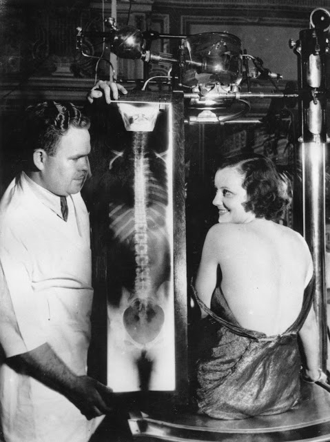 Filmová hvězda Judith Allen s radiovým snímkem svých zad kolem roku 1930. 