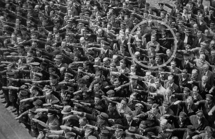 Fotografie Augusta Landmessera odmítajícího zvednout pravici byla poprvé publikována v německém týdeníku Die Zeit 22. března roku 1991. Fotografie s kolečkem okolo Augusta nebyla nikterak upravována. Jedná se o originální verzi.