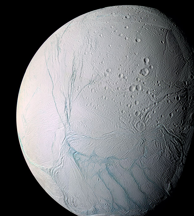 Byl objeven už v roce 1789. Na povrchu je sice led, ale podle sondy Cassini, která se k němu přiblížila až na vzdálenost pouhých 175 kilometrů, pod ním &quot;bují&quot; vulkanická aktivita - takže by pod ním teoreticky mohl existovat i život.