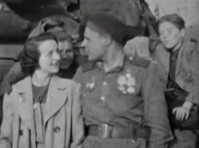 Sovětský voják z pražskou dívkou 9. května 1945 na pražské Bořislavce