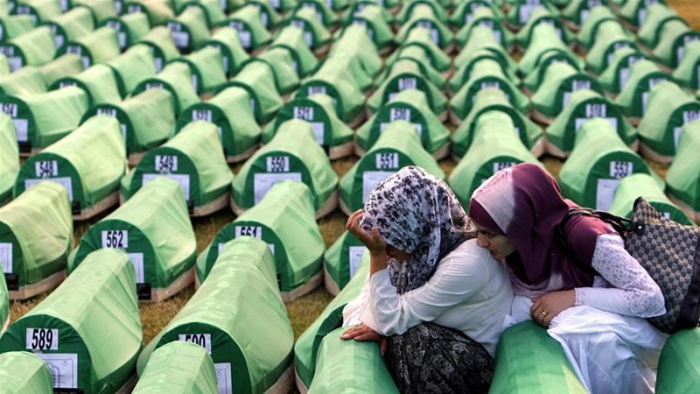 Z více než 8000 obětí srebrenické genocidy se doposud podařilo identifikovat jen necelých 6900 osob, jejichž ostatkům se dostalo důstojného pohřbu.