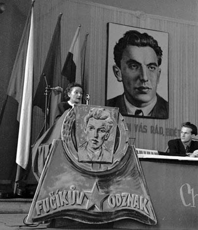 Gusta Fučíková hovoří o díle Julia Fučíka na svazácké konferenci Fučíkova odznaku v Liberci (prosinec 1950).