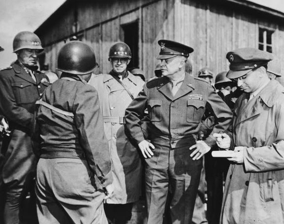 Prezident Eisenhower ještě jako generál osobně navštívil koncentrační tábory a povolal do nich zástupy fotografů a dokumentaristů, aby mohl v budoucnu zavřít pusu popíračům holokaustu. Dobře udělal.