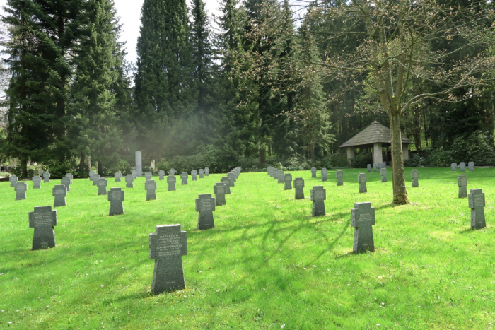 Není náhoda, že nejpietněji udržovaný hřbitov německých vojáků je v Marianských Lázních, tedy ve městě, které nebylo postaveno jen pro Němce, nebo Čechy, ale pro nemocné z celého světa.