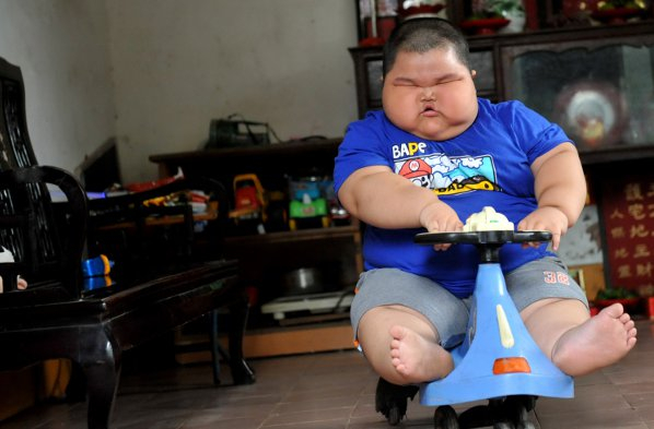 Když jsme dávali mladýho k babičce, vážil 18 kg. Když nám ho po čtrnácti dnech babička vrátila, váží 80 kg a navíc je z něho Číňan.